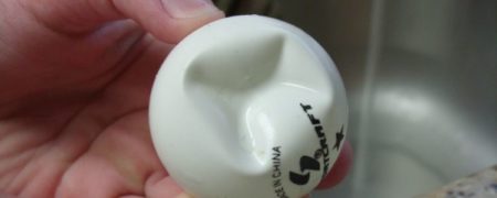 وقتی توپ پینگ پنگ فرورفته می شود، چگونه آن را به حالت اولیه بازگردانیم؟ [تماشا کنید]