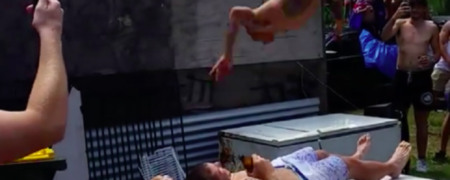 گروهی عجیب در فیس بوک که کاربران را به پرت کردن خود روی میز و شکستن آن ترغیب می کند [تماشا کنید]