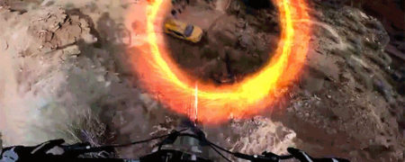 دوچرخه سواری که با عبور از دروازه های مختلف وارد دنیایی جدید می شود [تماشا کنید]