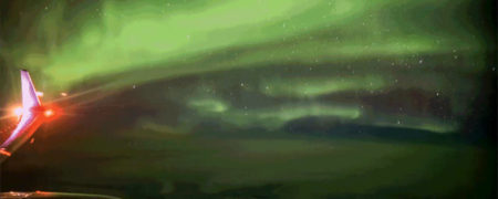 نمایش پدیده زیبا و شگفت انگیز شفق قطبی در کشور ایسلند از ارتفاع ۳۵ هزار پایی [تماشا کنید]