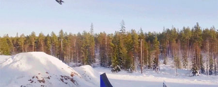 انجام حرکات نمایشی زیبا با اسنوموبیل برای نخستین بار در جهان [تماشا کنید]