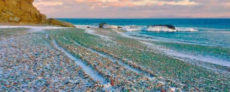 وقتی امواج اقیانوس آرام از بطری های شیشه ای، یک ساحل رنگی و زیبا می سازند