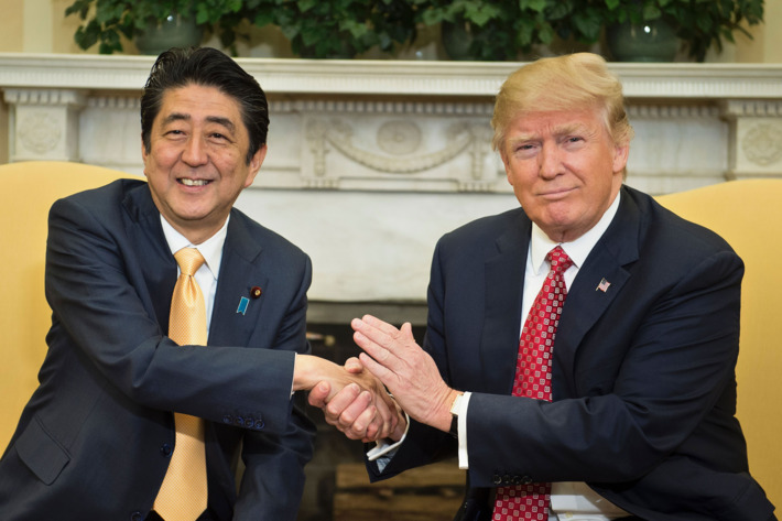 رفتارهای عجیب ترامپ؛ وقتی دست دادن رئیس جمهور آمریکا با نخست وزیر ژاپن ۱۹ ثانیه طول می کشد