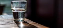 آیا نوشیدن آبی که ساعت ها در جای ساکن باقی مانده، سلامت را به مخاطره می اندازد؟