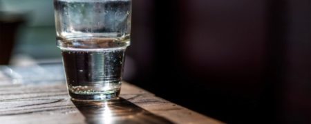 آیا نوشیدن آبی که ساعت ها در جای ساکن باقی مانده، سلامت را به مخاطره می اندازد؟