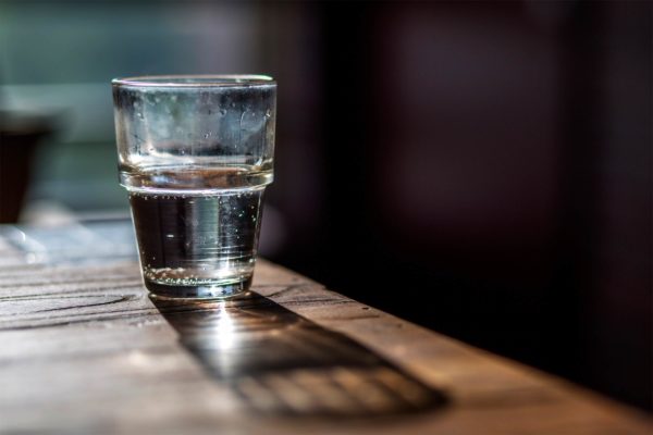 آیا نوشیدن آبی که ساعت ها در جای ساکن باقی مانده، سلامت را به مخاطره می اندازد؟