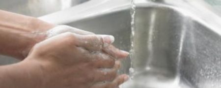 آیا شستن دست ها با مایع ظرفشویی زیان آور است؟