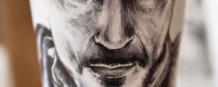 هنرمندی که بر روی لیوان های یکبار مصرف قهوه طرح های زیبا و دیدنی ترسیم می کند