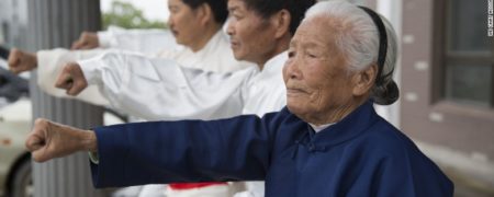 پیرزن کنگ فو کار؛ بانوی ۹۳ ساله چینی که به راحتی حرکات رزمی را انجام می دهد