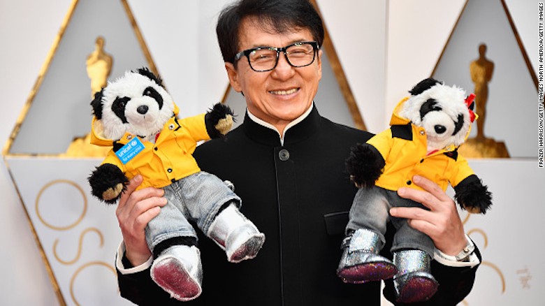 «جکی چان» با دو عروسک خرس پاندا در هشتاد و نهمین دوره مراسم اسکار حضور یافت