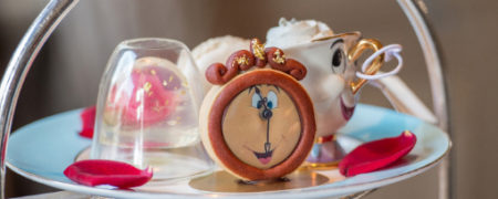 نگاهی به تصاویر کافه ای با دکور انیمیشن دیو و دلبر در قلب شهر لندن