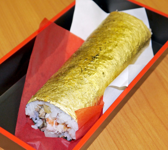 خوردن سوشی ۱۰۰ دلاری با یک لایه از ورقه طلا برای مردم ژاپن خوشبختی می آورد