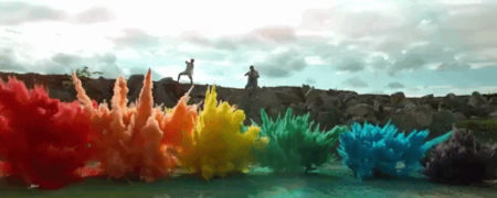 صحنه آهسته ای دیدنی از انفجار ایربگ ها و پدید آمدن رنگین کمانی از پودرها [تماشا کنید]