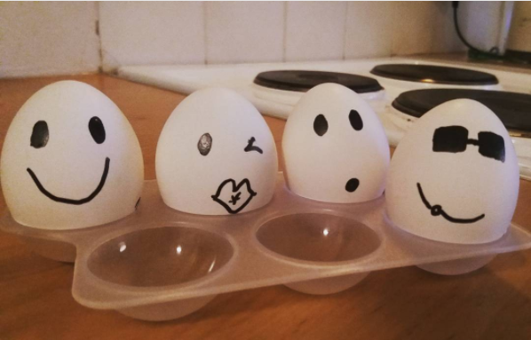 40- برای تشویق کردن کودکان به خوردن تخم مرغ، روی آن ها شکل های خنده دار ترسیم کنید.