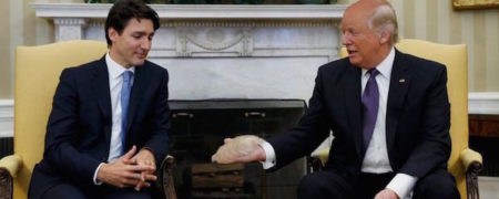 حاشیه جدید دونالد ترامپ؛ وقتی که دست دادن او با نخست وزیر کانادا سوژه فتوشاپ می شود