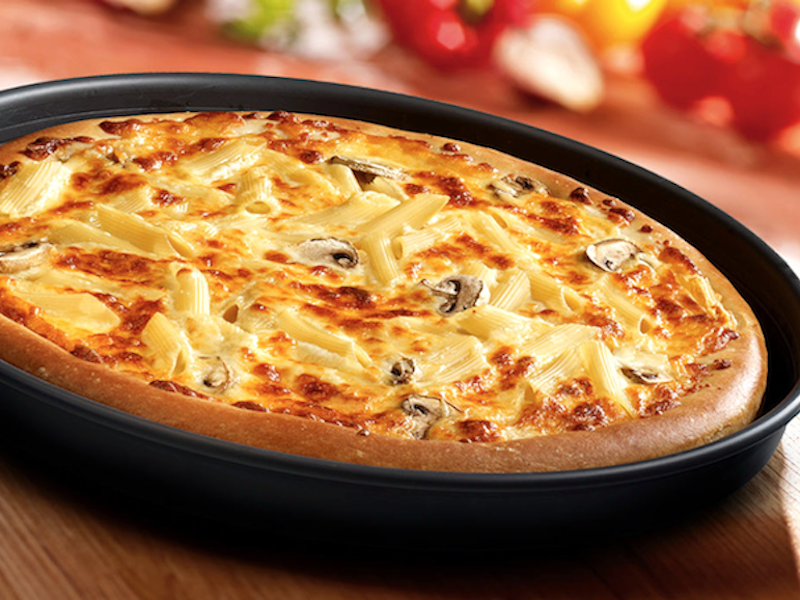 یک غذای ساده روی یک غذای آسان دیگر قرار گرفته و یکی از خوش طعم ترین غذاها را ساخته؛ این پیتزا حاوی پنه، قارچ و پنیر فراوان روی خمیر پیتزاست. 