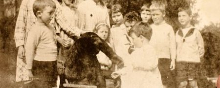 با «جان دنیل» آشنا شوید؛ گوریلی که با بچه ها به مدرسه می رفت و با بزرگسالان چای می نوشید