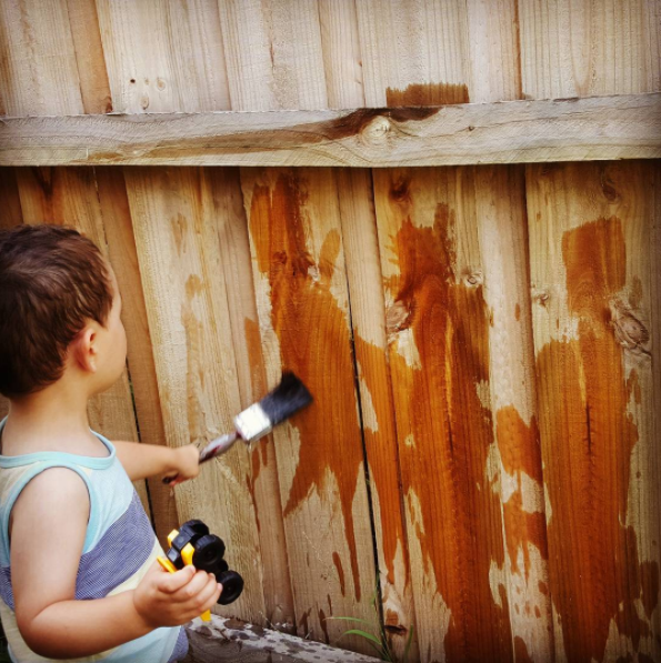 65- برای سرگرم کردن کودکان در حیاط می توانید یک قلم مو به دست او داده و از وی بخواهید تا دیوارها را با آب نقاشی کند. 