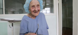 پیرترین جراح جهان؛ زنی ۸۹ ساله که روزی ۴ بار به اتاق عمل می رود