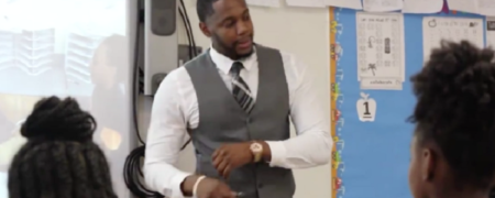 معلم آمریکایی که با هر یک از شاگردانش به شیوه ای خاص دست می دهد