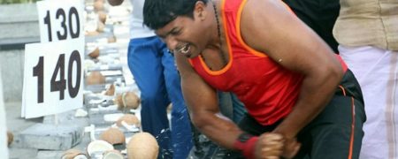 ثبت رکورد جدید گینس در زمینه شکستن نارگیل طی کمتر از یک دقیقه [تماشا کنید]