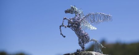 مجسمه هایی که با الهام از طبیعت و با مفتول های سیمی ساخته شده اند