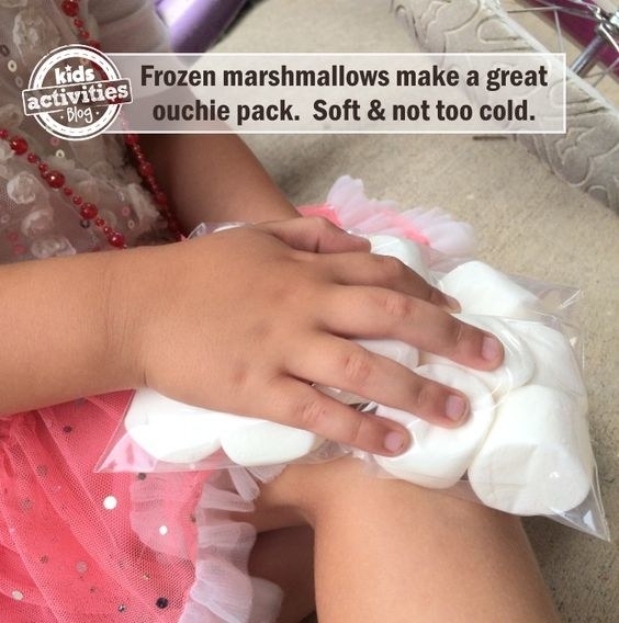 92- اگر فرزندتان هنگام خوردن بستنی از سرمای زیاد آن شکایت می کند، یک بسته مارشمالوی منجمد به او بدهید زیرا هم نرم تر است و هم اینکه زیاد سرد نیست. 