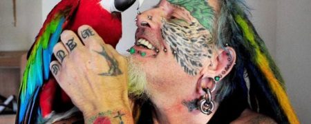 مرد طوطی نما؛ انسان عجیبی که برای شباهت به طوطی ها گوش هایش را نیز برید