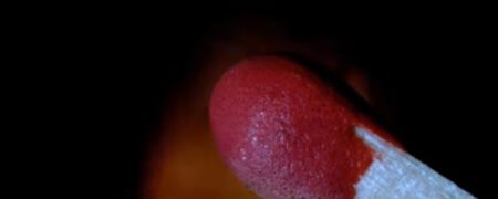 ویدیویی صحنه آهسته که فرایند شگفت انگیز سوختن کبریت را به تصویر می کشد [تماشا کنید]