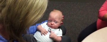 واکنش بسیار جالب یک نوزاد پس از شنیدن صدای مادرش برای نخستین بار و به کمک سمعک [تماشا کنید]