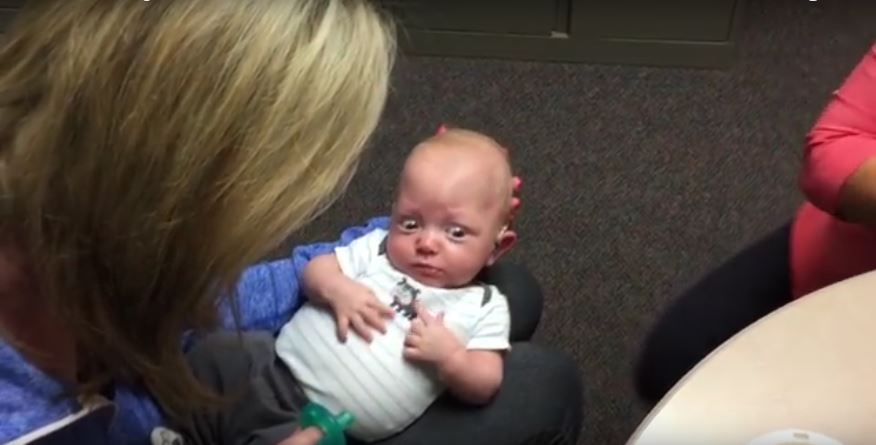 واکنش بسیار جالب یک نوزاد پس از شنیدن صدای مادرش برای نخستین بار و به کمک سمعک [تماشا کنید]