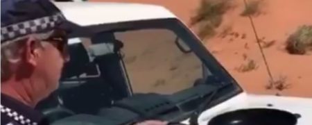 گرمای کم سابقه استرالیا و پختن تخم مرغ روی موتور خودرو توسط پلیس این کشور [تماشا کنید]