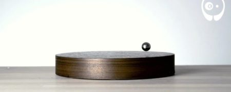 ساعتی جدید و خلاقانه که گوی آن در هوا شناور و معلق است [تماشا کنید]