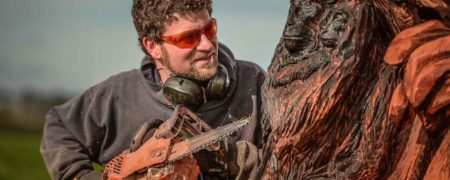 هنرمندی که با کنده کاری چوب توسط اره برقی مجسمه های زیبا و شگفت انگیز درست می کند