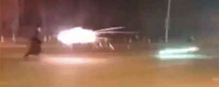 دو دوست و تلاشی عجیب برای شلیک آتش به یکدیگر در آستانه سال نوی چینی [تماشا کنید]