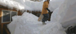 انجام حرکات دیدنی روی برف به وسیله اسنوبرد در حیاط خانه ای شخصی [تماشا کنید]