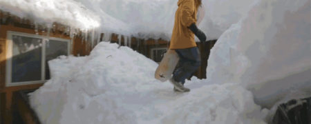 انجام حرکات دیدنی روی برف به وسیله اسنوبرد در حیاط خانه ای شخصی [تماشا کنید]