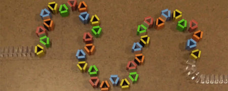 دومینویی خارق العاده که قطعات آن هنگام اجرا تغییر رنگ می دهند [تماشا کنید]