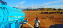 مرد اهل کنیا که هر روز به حیوانات وحشی این سرزمین آب آشامیدنی می رساند