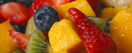 خوشمزه روز: سالاد ۷ رنگ میوه با سس عسل و لیموترش [تماشا کنید]