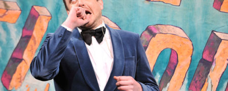 «جیسون سیگل» تنها فردی است که می تواند یک دیوانه را از خوردن کاغذ باز دارد [تماشا کنید]