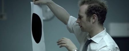 فیلم کوتاه: عاقبت کشف سیاه چاله ای عجیب و جادویی توسط کارمند یک اداره [تماشا کنید]