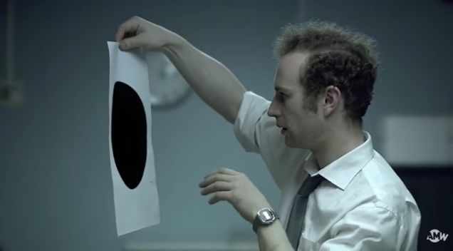 فیلم کوتاه: عاقبت کشف سیاه چاله ای عجیب و جادویی توسط کارمند یک اداره [تماشا کنید]