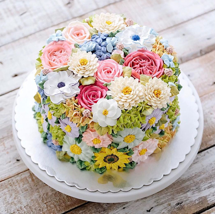 نگاهی به تصاویر کیک های بسیار زیبایی که به شکل شکوفه های بهاری تزئین شده اند