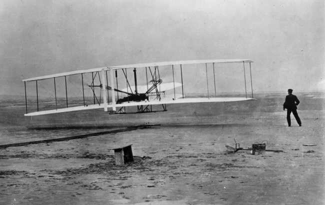 نخستین پرواز برادران رایت با نخستین هواپیمایی که خودشان اختراح کرده بودند. 1903