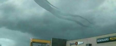 ترس و وحشت در زامبیا؛ دیده شدن مخلوقی عجیب و شبه انسان در آسمان