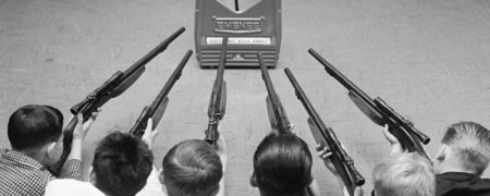 ۱۸ نمونه از اسباب بازی های عجیب و خطرناک برای کودکان که خوشبختانه منسوخ شده اند