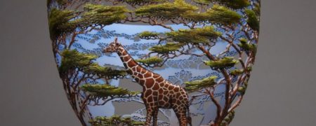 هنرمندی که با حکاکی های زیبا روی گلدان های چوبی، طبیعت آفریقا را بازسازی می کند