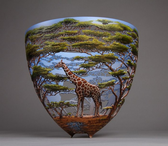 هنرمندی که با حکاکی های زیبا روی گلدان های چوبی، طبیعت آفریقا را بازسازی می کند