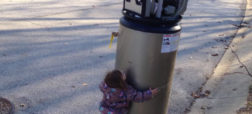 واکنش جالب دختر بچه ای که دستگاه آب گرم را با ربات اشتباه گرفته [تماشا کنید]